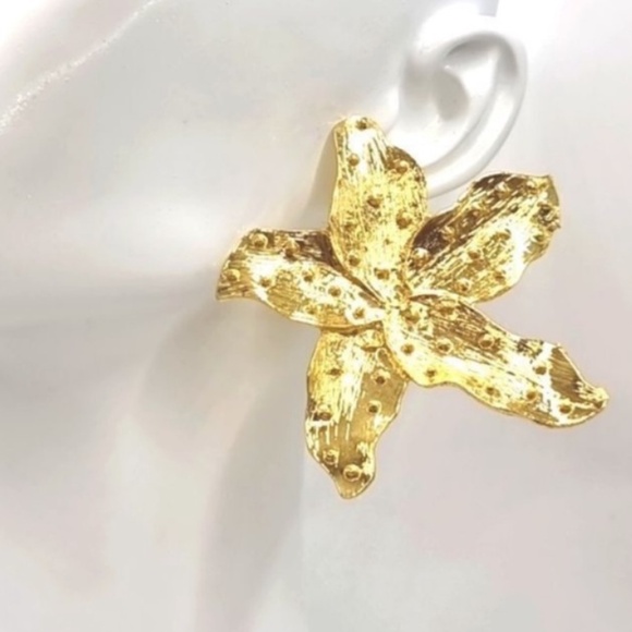Bold Gold Flower Statement Earrings – Oversized Textured Metal Floral Jewelry - Picture 2 of 7